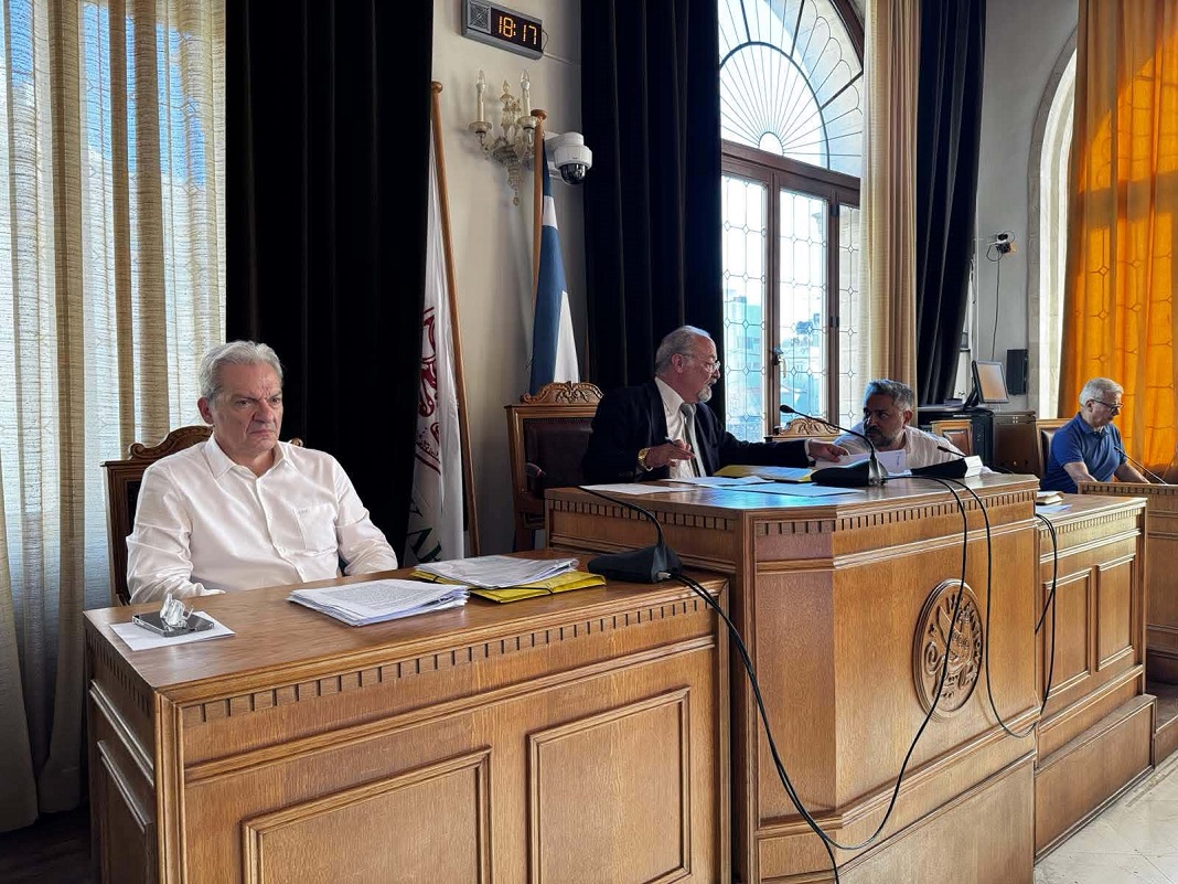 Έντονες αντιδράσεις στη συνεδρίαση του Δημοτικού Συμβουλίου για τη δομή μεταναστών στους Αθανάτους