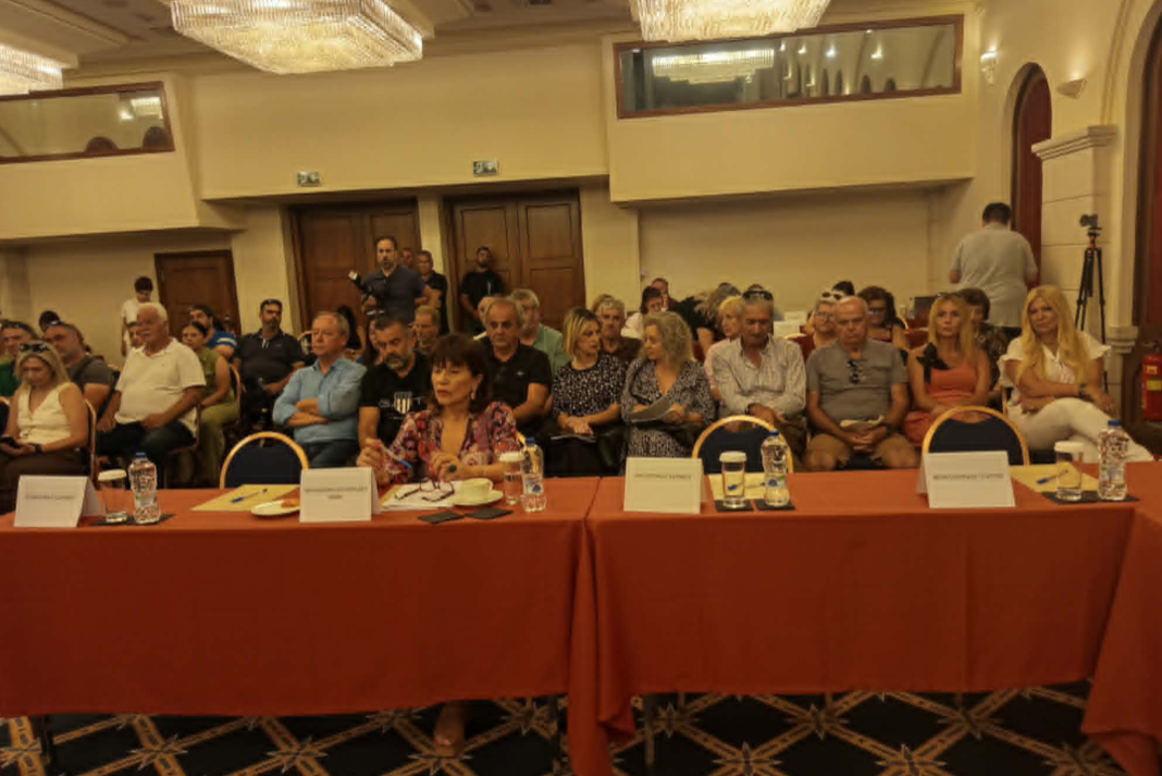 Στο επίκεντρο η δομή ματαναστών στο Περιφερειακό Συμβούλιο Κρήτης – Έντονες αντιδράσεις από κατοίκους των Αθανάτων