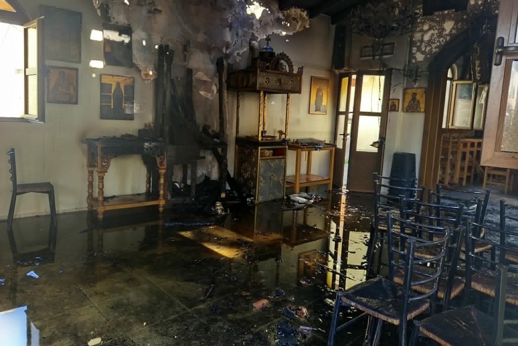 Πυρκαγιά στον Ιερό Ναό Αγίου Γεωργίου στις Βασιλειές – Σημαντικές υλικές ζημιές