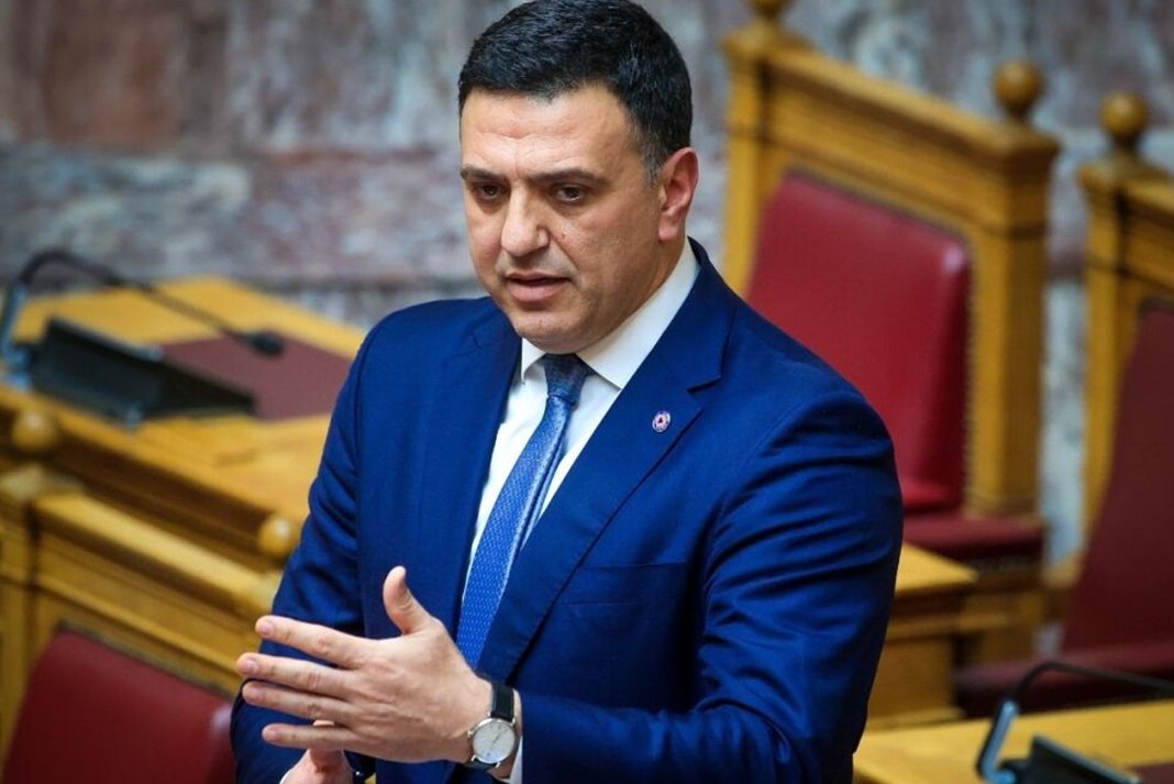emfasi se politiki statherotita