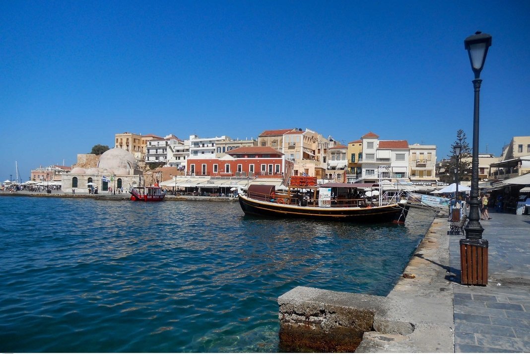 Μεθυσμένος κυβερνήτης ιστιοφόρου συγκρούστηκε με τρία σκάφη στο ενετικό λιμάνι Χανίων