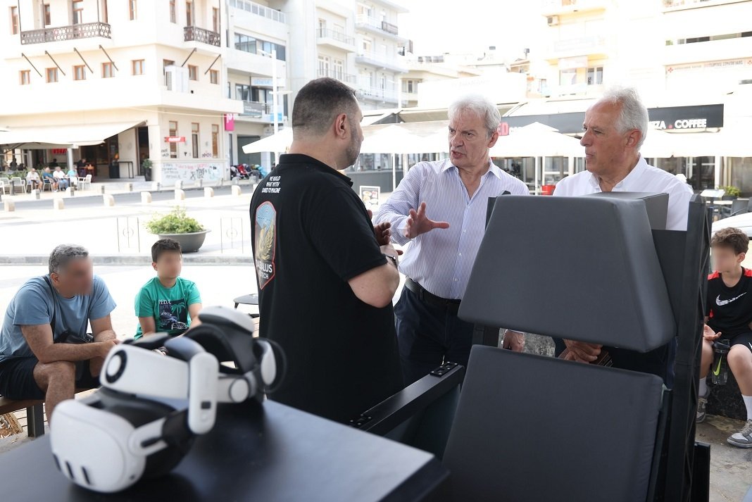 Μικροί και μεγάλοι θέλουν να «πετάξουν» με F35 - Στην Πλ. Ελευθερίας ο προσομοιωτής πτήσης με πρωτοβουλία του Δήμου Ηρακλείου