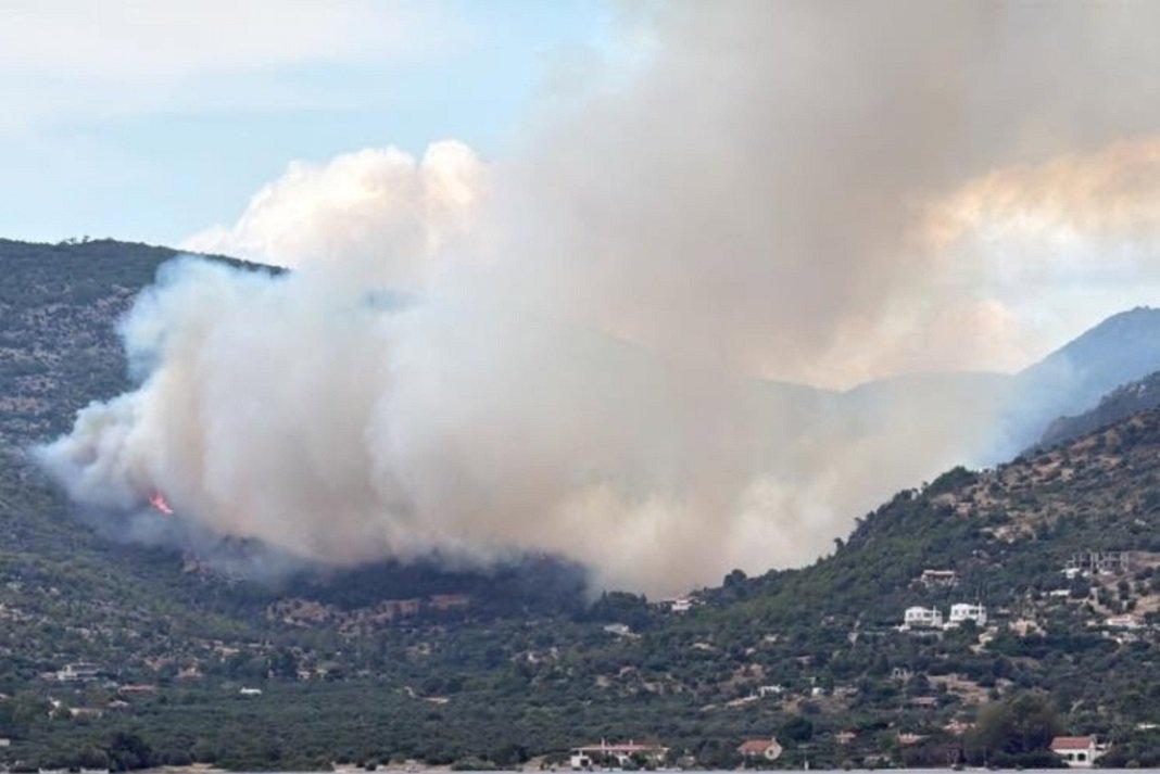 Φωτιά τώρα κοντά σε σπίτια στη Λίμνη Βουλιαγμένης στο Λουτράκι: Ήχησε το 112