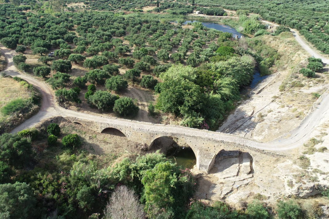 Ένα βήμα πριν την ολοκλήρωση των εργασιών αποτύπωσης του ιστορικού πέτρινου γεφυριού “Παλιοκαμάρα” στο Δεμάτι