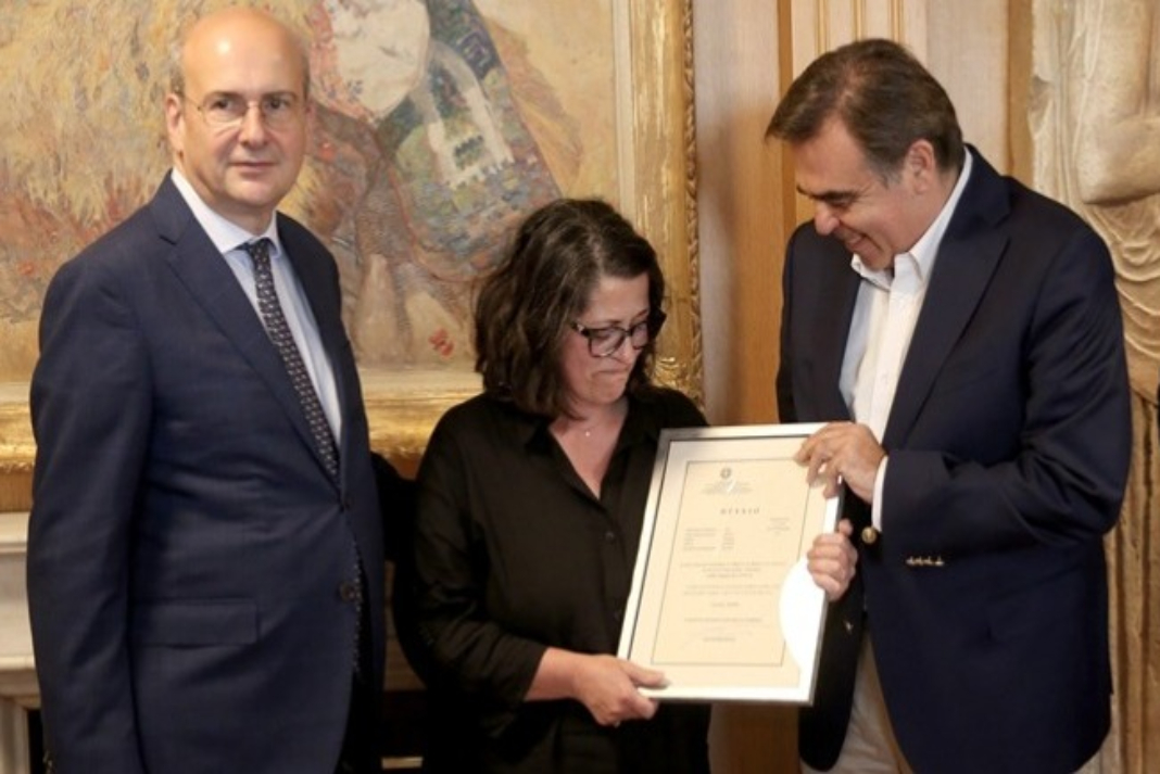 Το πτυχίο του Βαγγέλη Γιακουμάκη παρέδωσε στη μητέρα του ο Μ. Σχοινάς