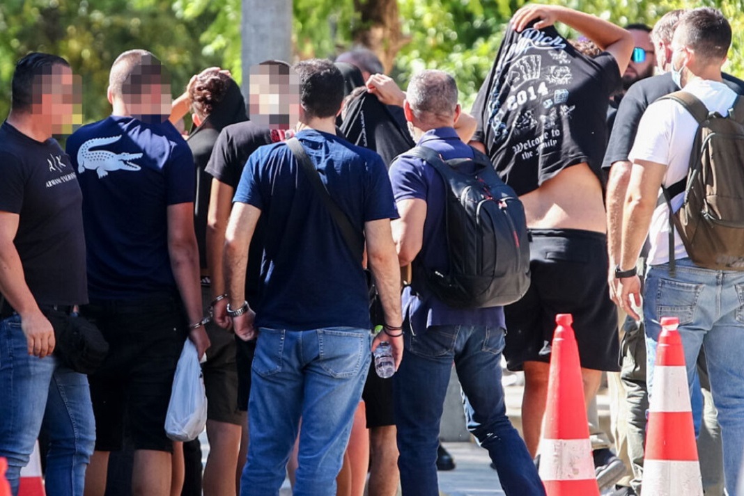 Με μια μαχαιριά κάτω από την καρδιά δολοφονήθηκε ο 15χρονος στην συμπλοκή στην Καλλιθέα, δεν βρέθηκαν σημάδια πάλης σύμφωνα με τον ιατροδικαστή
