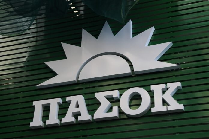Κινητικότητα μεταγραφών και εσωκομματικές εντάσεις στο ΠΑΣΟΚ εν μέσω δημοσκοπικών πιέσεων