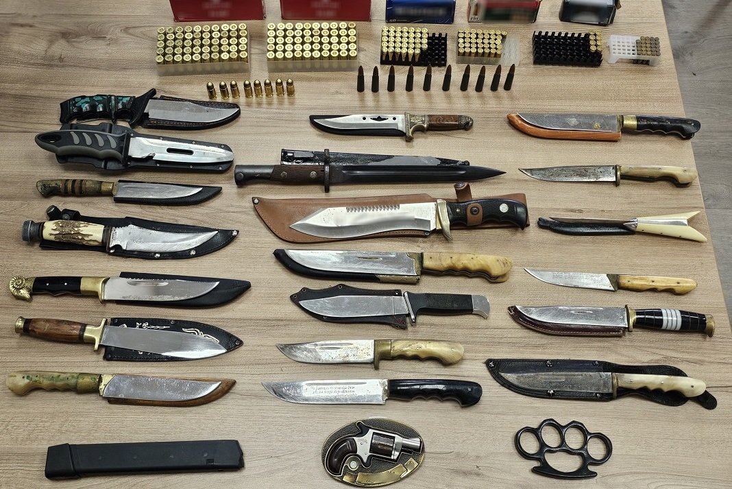 Τριπλή σύλληψη στο Ρέθυμνο για όπλα, φυσίγγια και ένα περίστροφο... μινιατούρα.