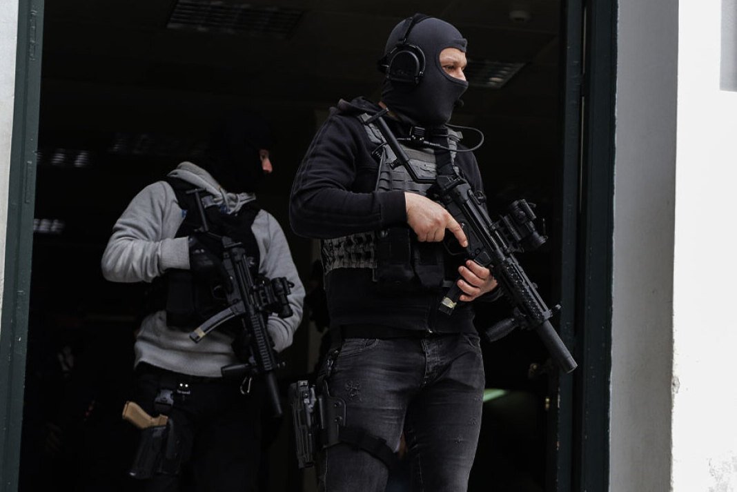 Προφυλακίστηκε κι άλλο μέλος της οικογένειας Βιλανάκη: Χλεύαζαν το ελληνικό FBI στα social media με εικόνες AI