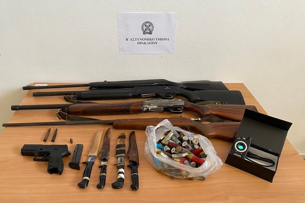 Διπλή σύλληψη για όπλα και φυσίγγια.