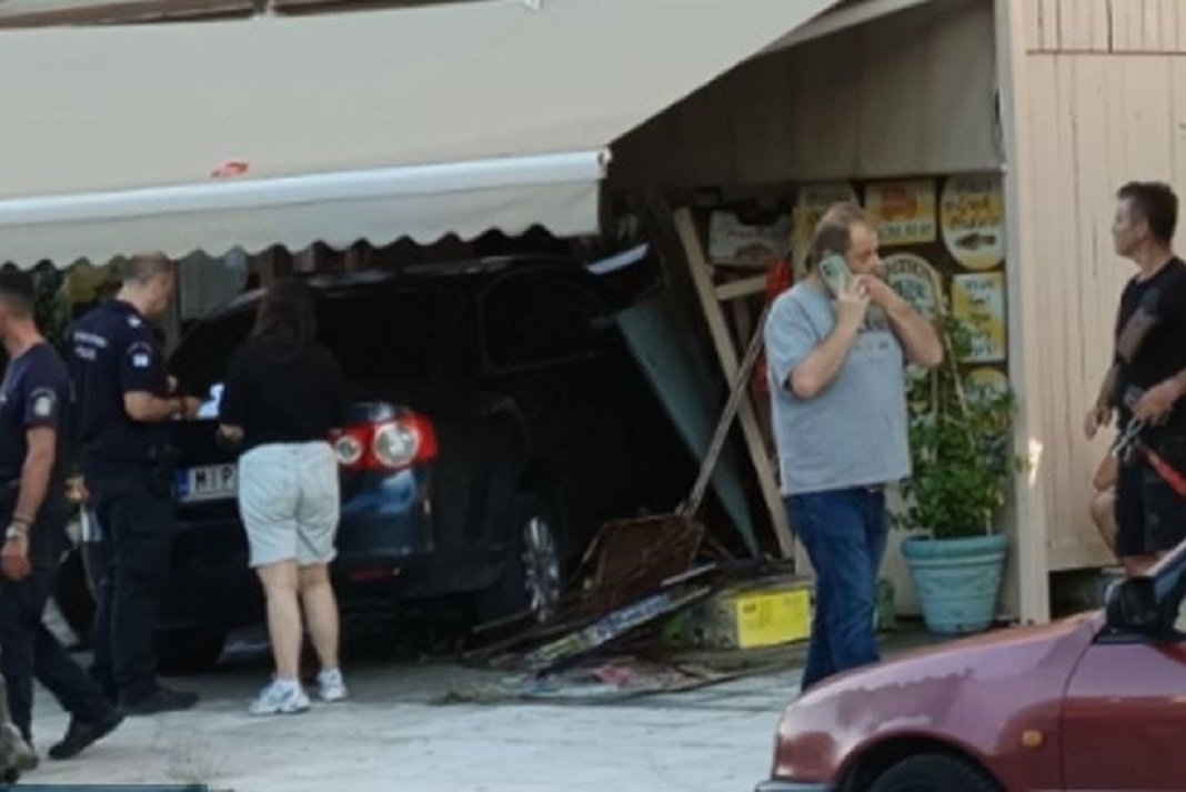 Αυτοκίνητο «καρφώθηκε» σε παντοπωλείο στους Νέους Επιβάτες Θεσσαλονίκης – Δύο τραυματίες