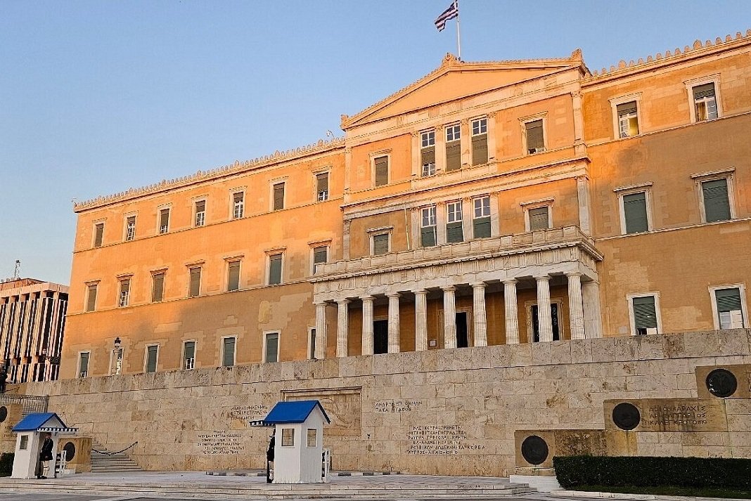 syntagmatiki anatheorisi h politiki adiparathesi