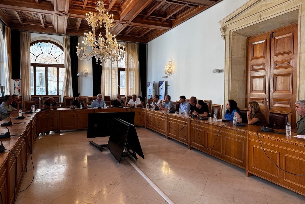 Ολοκληρώθηκε η συνάντηση που συγκάλεσε ο Δήμαρχος Ηρακλείου με φορείς της Ηρακλείου – Μοιρών για τον κλειστό χώρο κράτησης προσφύγων/μεταναστών
