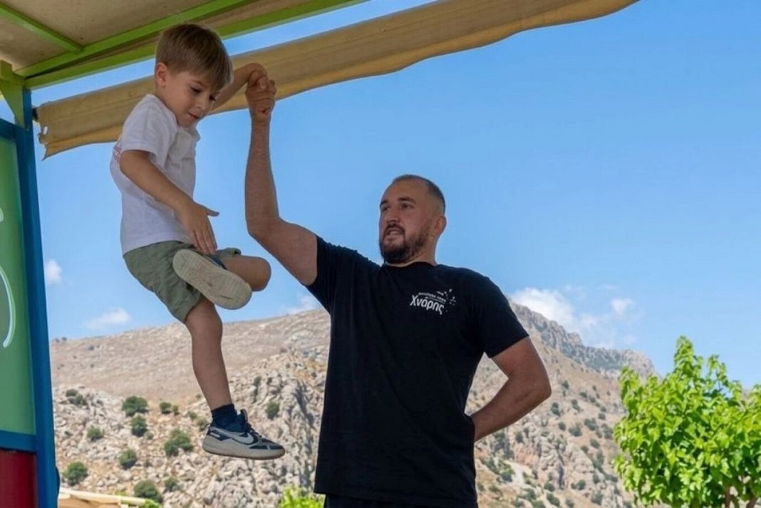 Viral ο μικρός χορευτής από την Κρήτη που «πετάει» στον αέρα με τις εντυπωσιακές φιγούρες του