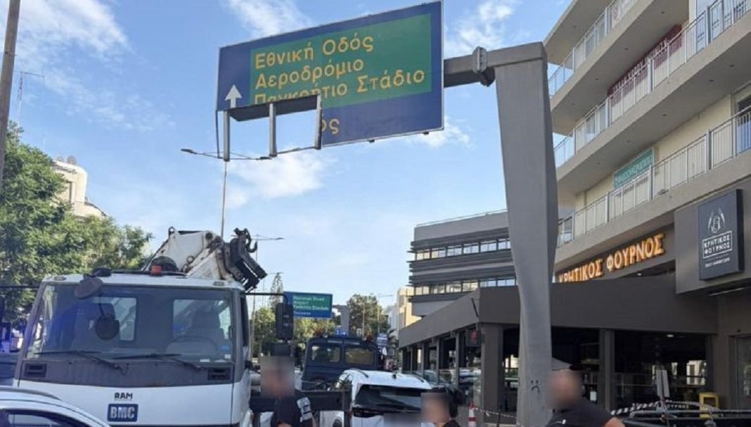 Ηράκλειο: Απορριμματοφόρο έριξε τμήμα πινακίδας στη Λ. Δημοκρατίας-Φθορές σε αυτοκίνητα!