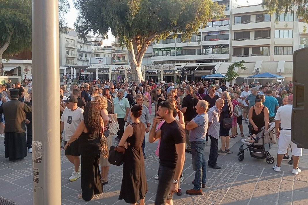 Μεγάλη συγκέντρωση στην Πλατεία Ελευθερίας: Λένε “όχι” στη δομή μεταναστών στους Αθανάτους