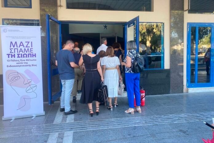 Χρυσοχοΐδης στο Αστόρια στο Ηράκλειο: Ξεκίνησε η προσέλευση και ελέγχονται οι πάντες!