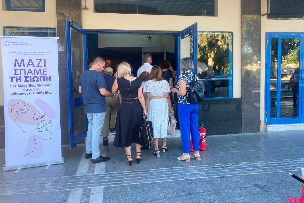 Χρυσοχοΐδης στο Αστόρια στο Ηράκλειο: Ξεκίνησε η προσέλευση και ελέγχονται οι πάντες!