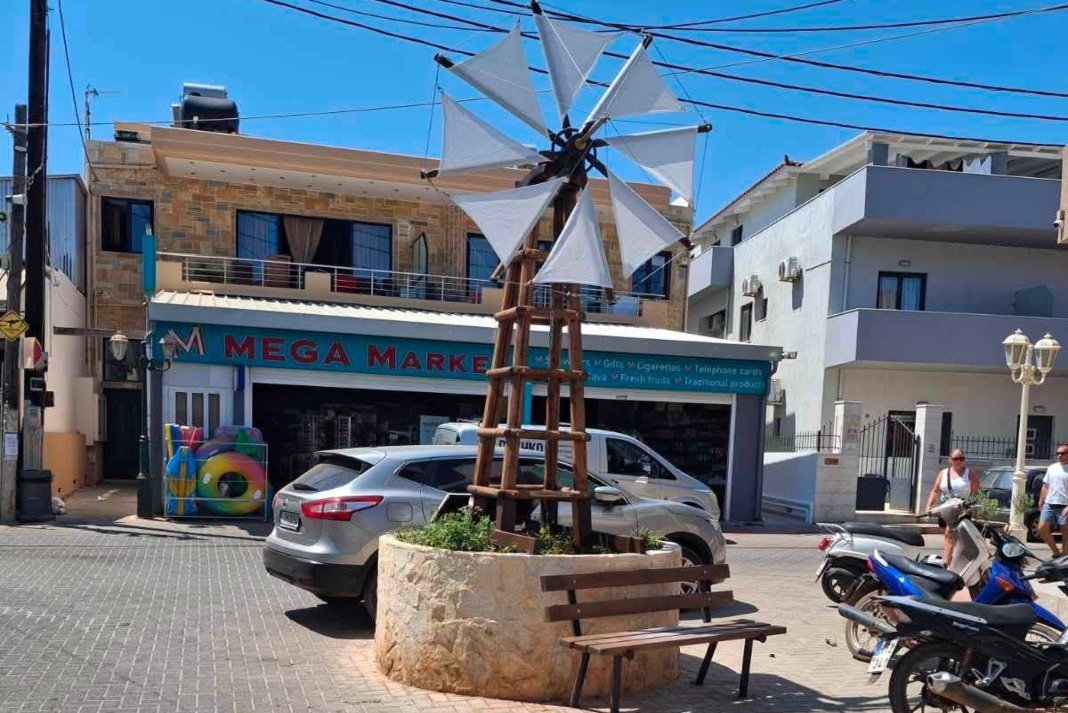 Ένας παραδοσιακός ανεμόμυλος στην κεντρική πλατεία της Ανάληψης
