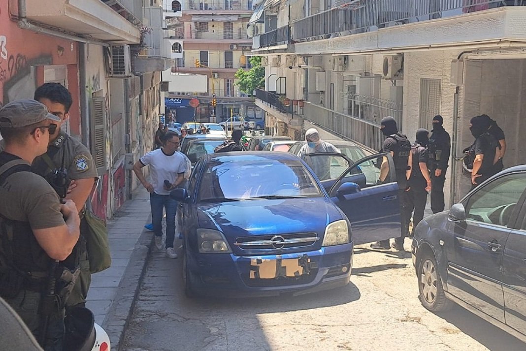 Φύλλο και φτερό το σπίτι του 25χρονου που συνελήφθη για τη δολοφονία της Βάγιας Νέστορα, αποχώρησε η Αντιτρομοκρατική