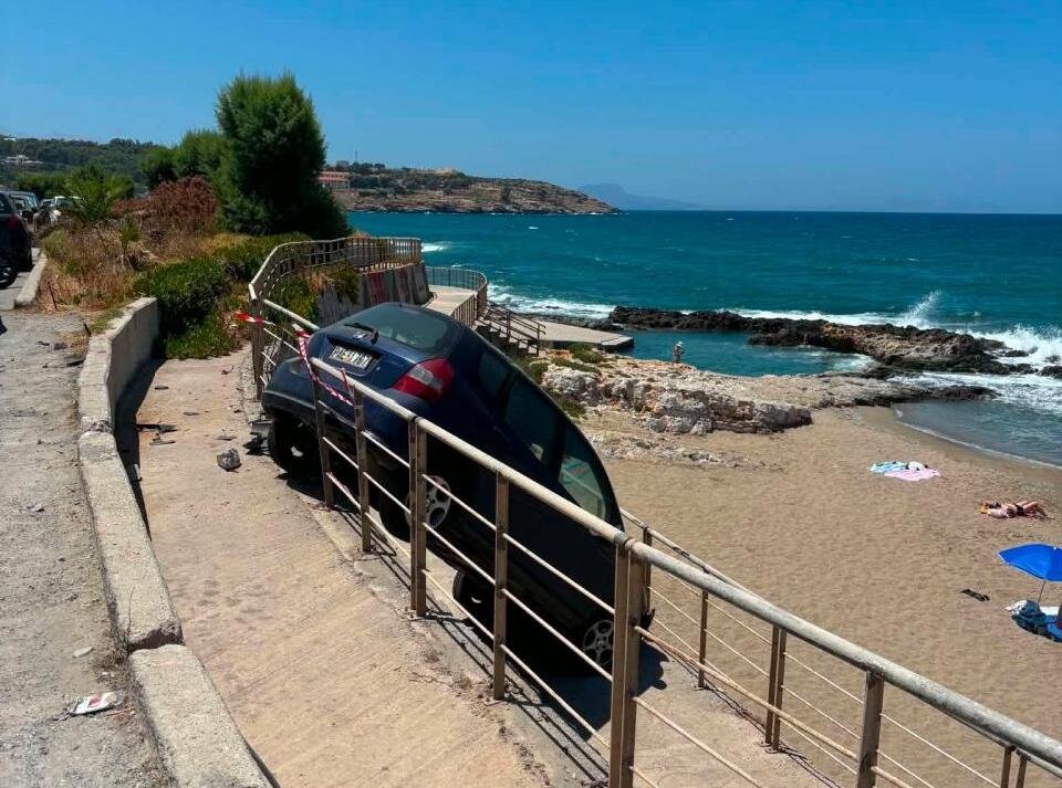 Αυτοκίνητο «κρέμεται» πάνω από την Δεσποτική Κολύμπα!
