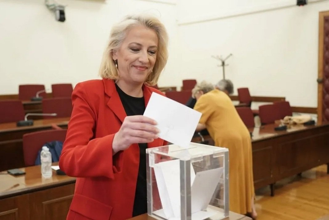 Η Ρένα Δούρου νέα πρόεδρος του ΣΥΡΙΖΑ - «Κανείς και καμία δεν περισσεύει»
