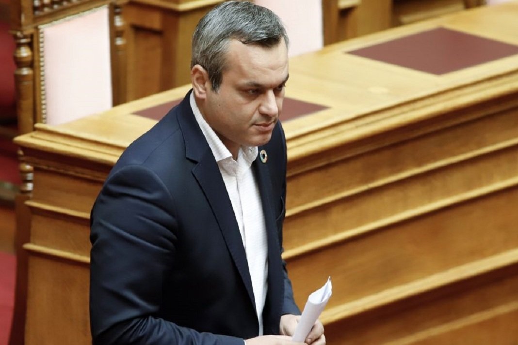 ektos kinovouleutikis omadas