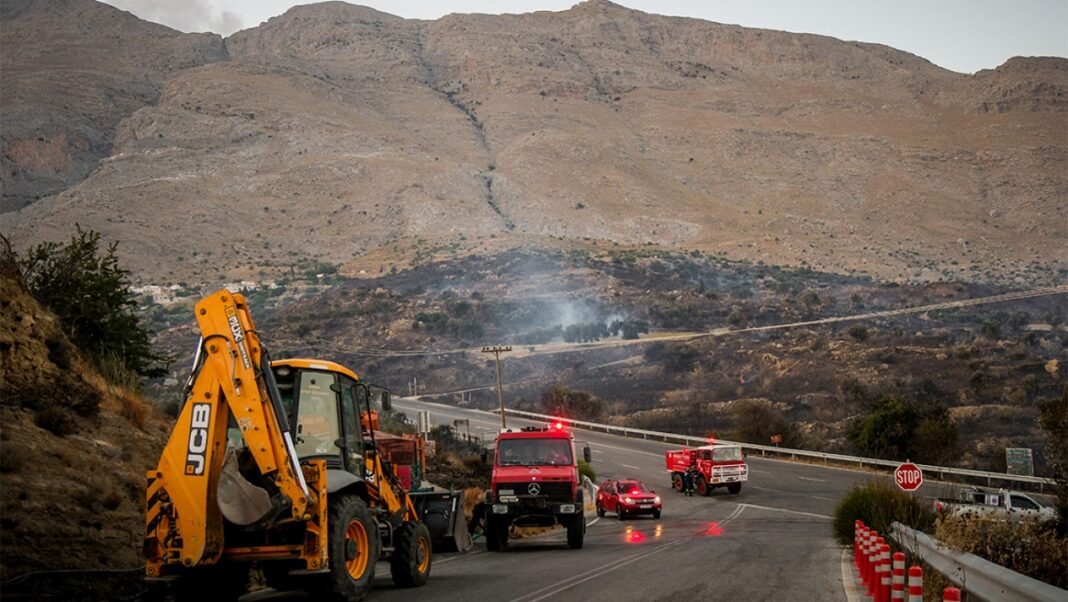 Ρέθυμνο: Ανεξέλεγκτη η μεγάλη φωτιά στον Άγιο Βασίλειο – Συνεχίζεται η μάχη με τις φλόγες