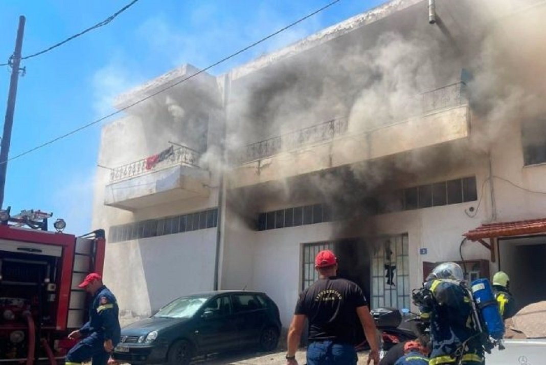 Φωτιά στα Χανιά: Κάηκε σπίτι πρώτου ορόφου, οι φλόγες επεκτάθηκαν σε αποθήκη χαρτικών