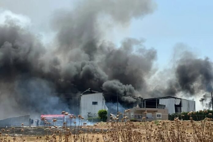 Ισχυρή έκρηξη σε εργοστάσιο στα Εξαμίλια Κορινθίας – Νεκρός εντοπίστηκε ένα άτομο, σε εξέλιξη η επιχείρηση κατάσβεσης