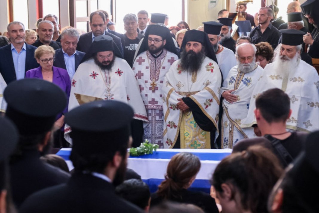 Ρέθυμνο: Με την ελληνική σημαία αποχαιρέτησαν τον 25χρονο πυροσβέστη Παντελή Διαμαντάκη