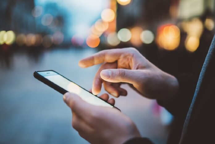 Γνωστό μοντέλο-επιχειρηματίας, τράπερ και influencer κατηγορούνται για παράνομη διαφήμιση τυχερών παιχνιδιών