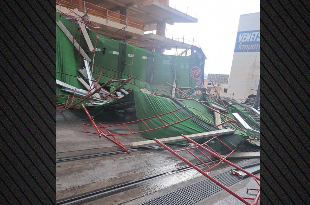 Κατέρρευσε σκαλωσιά πολυκατοικίας από την κακοκαιρία στον Πειραιά, δείτε βίντεο και φωτογραφίες