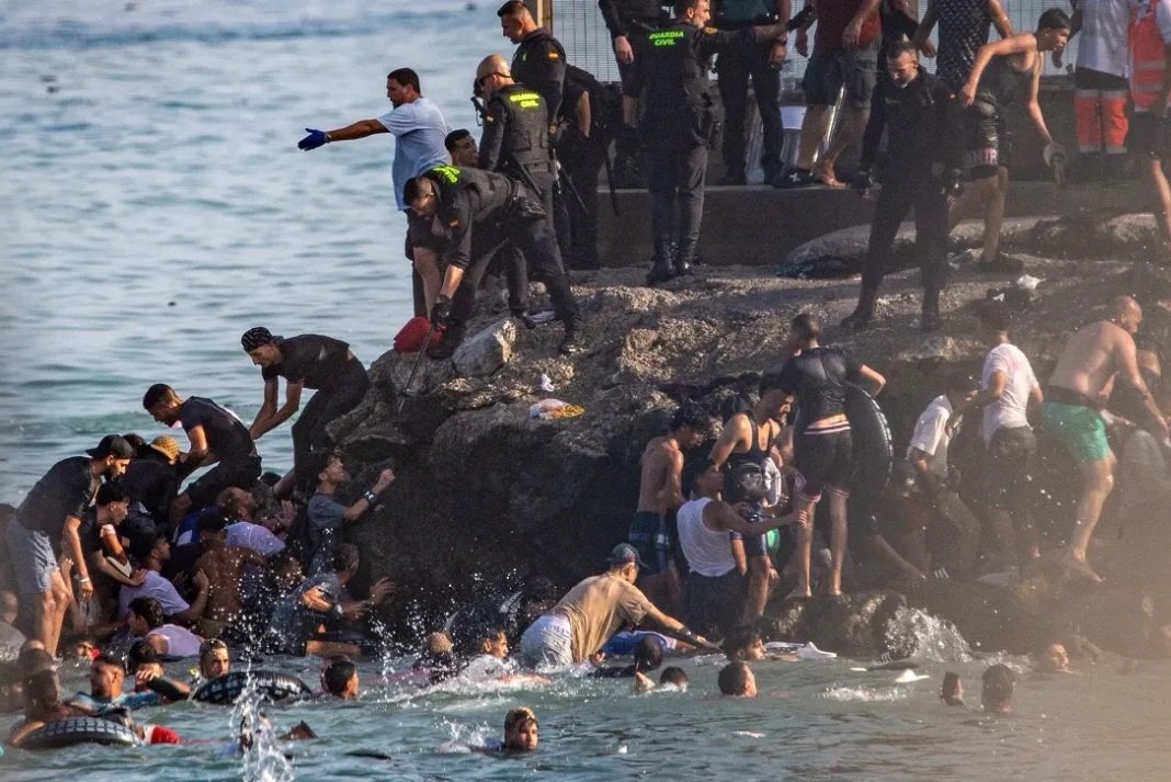 Ισπανία: Μονάδες του στρατού αναπτύσσονται στη Θέουτα μετά τη μαζική εισροή μεταναστών στον ισπανικό θύλακα