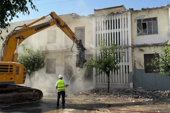 Χανιά: Ξεκίνησαν οι εργασίες κατεδάφισης του πρώην κτιρίου του ΙΚΑ