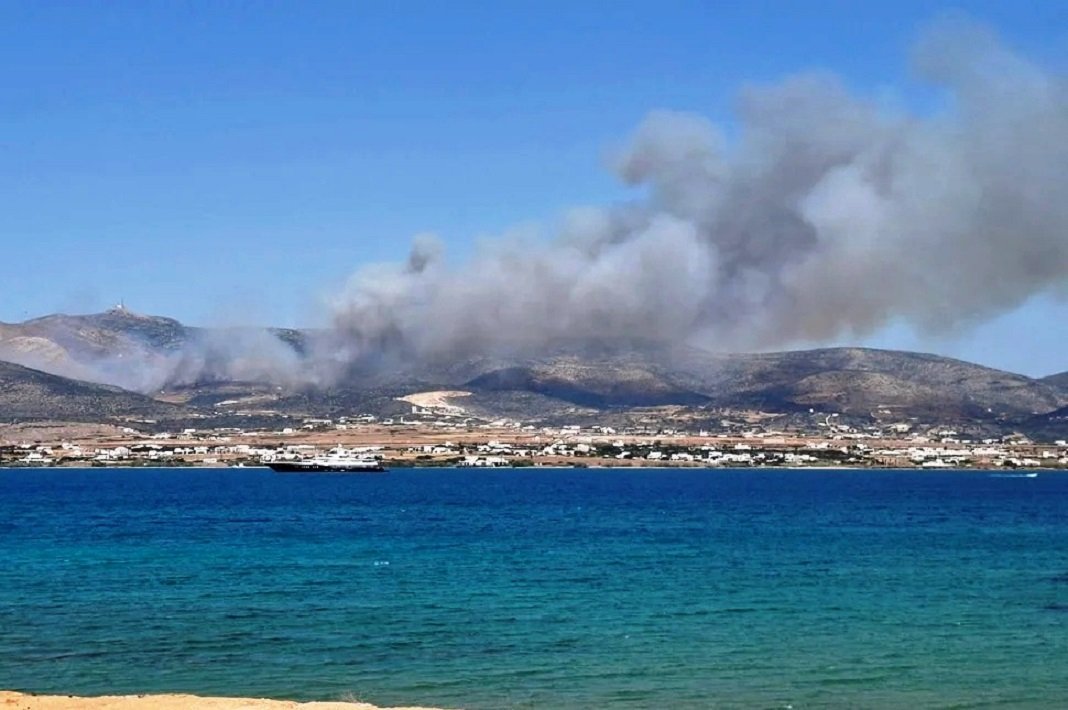 Πάρος: Φωτιά στο Καμπί – Ενισχύσεις από Αττική, Νάξο και Σύρο, ήχησε το 112 – Εκκενώνονται περιοχές – ΒΙΝΤΕΟ