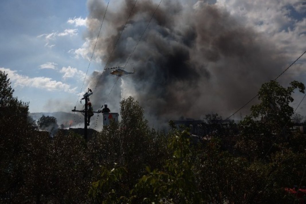 Συνεχίζεται η κατάσβεση της φωτιάς στο Ωραιόκαστρο – Χωρίς ενεργό μέτωπο η πυρκαγιά στην Οινόη