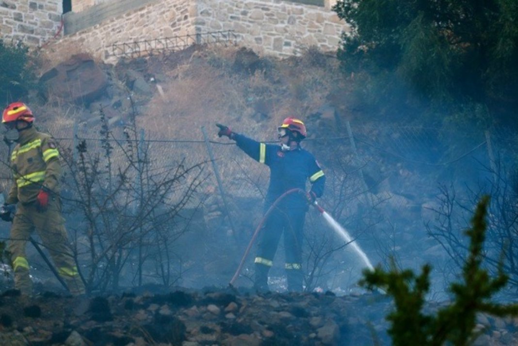 Ρέθυμνο: Στο μέτωπο της Αγίας Παρασκευής επικεντρώνονται οι προσπάθειες κατάσβεσης – Επιστρέφουν κάτοικοι και τουρίστες