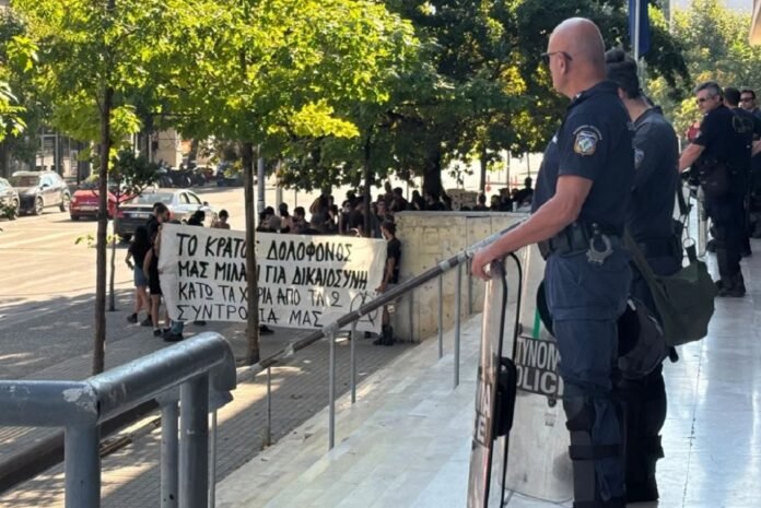 Συγκέντρωση στα δικαστήρια για τους τρεις συλληφθέντες της δολοφονικής επίθεσης στο σπίτι της Νέστορα, το λάθος που άνοιξε το δρόμο για τη σύλληψη