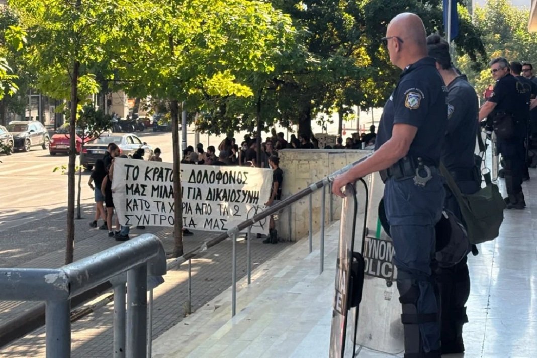 Συγκέντρωση στα δικαστήρια για τους τρεις συλληφθέντες της δολοφονικής επίθεσης στο σπίτι της Νέστορα, το λάθος που άνοιξε το δρόμο για τη σύλληψη