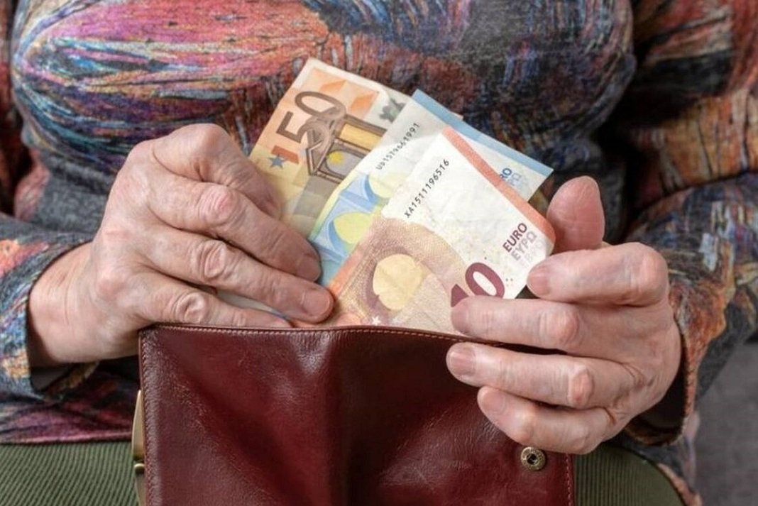 Τι ακολουθεί μετά τις συντάξεις χηρείας – Ποια άλλα μέτρα βρίσκονται στο τραπέζι για τους συνταξιούχους