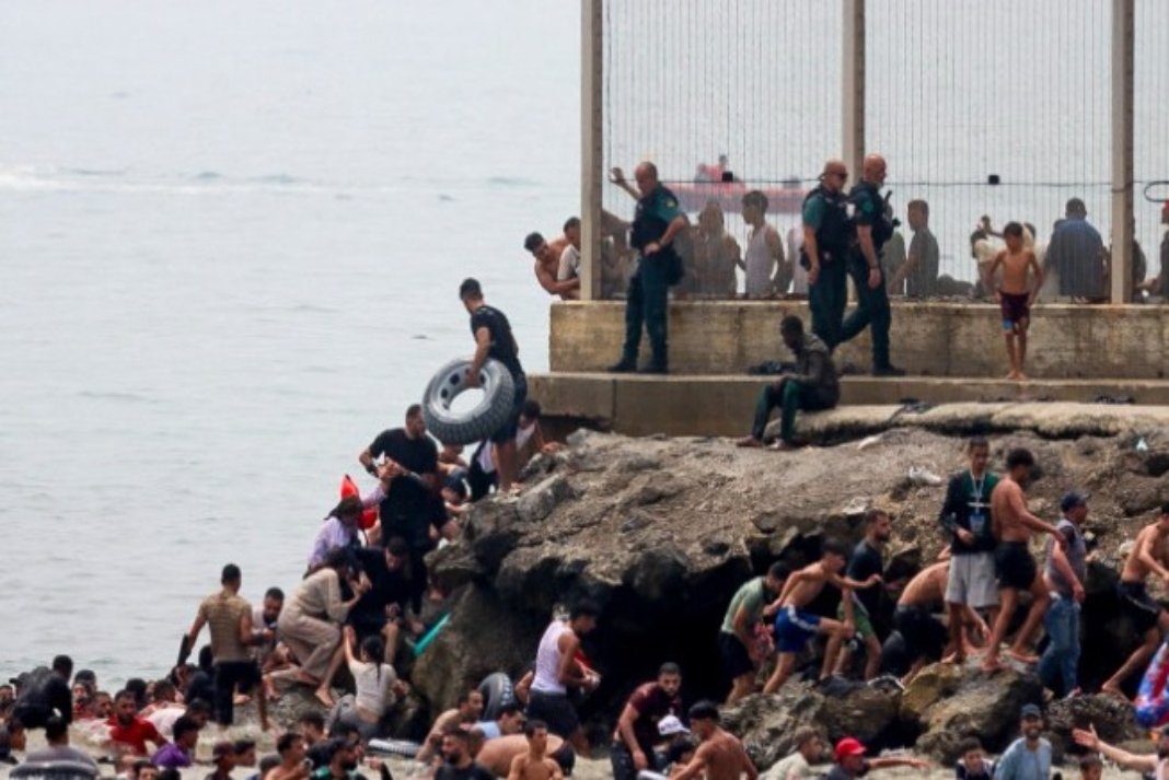 Θέουτα: 49.000 μετανάστες πέρασαν στον ισπανικό θύλακα – Τους 18 έφτασαν οι νεκροί – Στους δρόμους ο στρατός