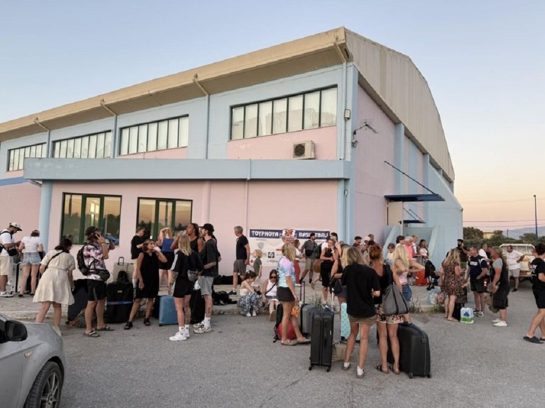 Σε εξέλιξη η εκκένωση της Αγίας Γαλήνης – Στο γυμναστήριο Μοιρών κάτοικοι και τουρίστες – 29 απεγκλωβισμοί από την παραλία του Αγίου Παύλου