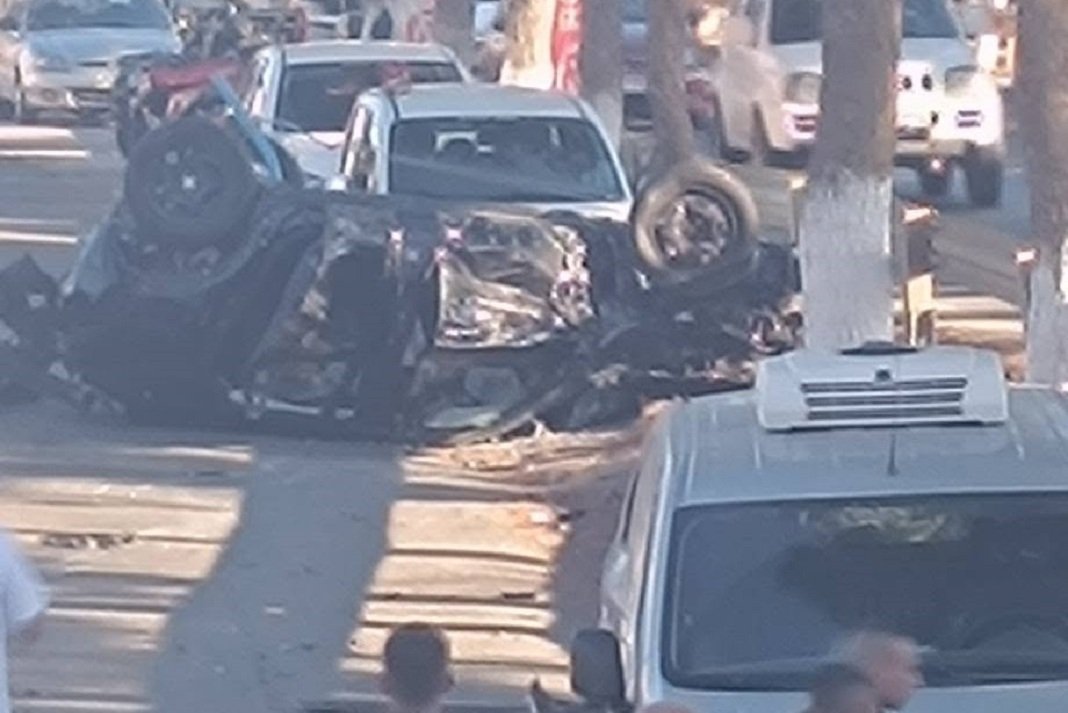 Απίστευτο τροχαίο στη Χερσόνησο: Αυτοκίνητο «πέταξε» περίπου 100 μέτρα και κατέληξε πάνω σε σταθμευμένα οχήματα