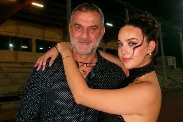 Η κόρη της Γωγώς Μαστροκώστα και του Τραϊανού Δέλλα αποφοίτησε: Τι είπε για τη μητέρα και τον πατέρα της
