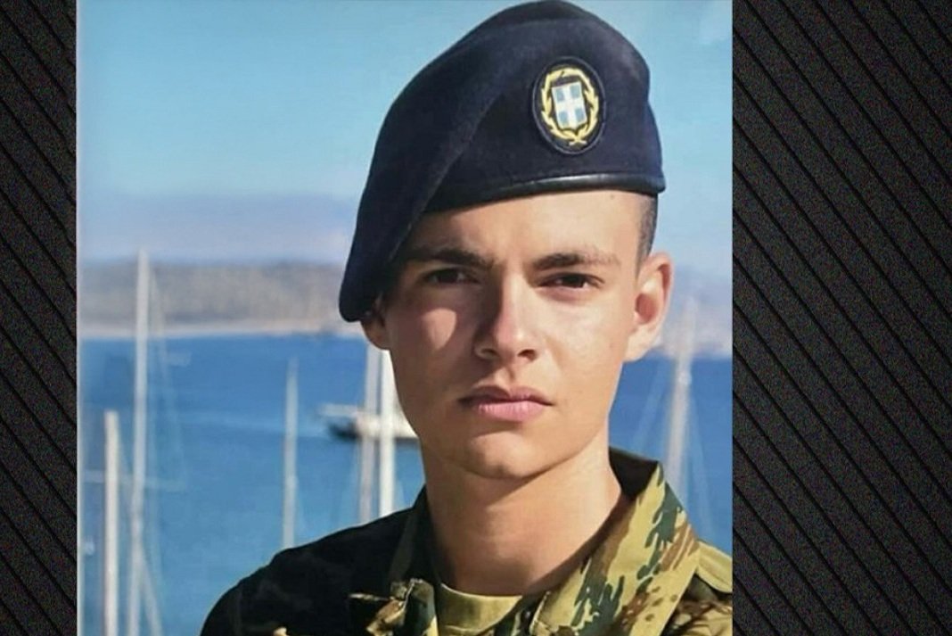 «Ραφαήλ ήρθαμε, όμως εσύ έλειπες»: Ραγίζει καρδιές ο πατέρας του 19χρονου ΕΠΟΠ που σκοτώθηκε από χειροβομβίδα
