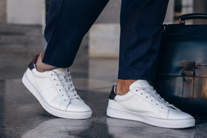 Το sneaker έγινε… επίσημο ένδυμα