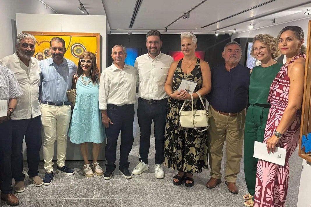 Το όνομα της Χρύσας Βαθιανάκη στην αίθουσα της μόνιμης συλλογής δωρεών της Δημοτικής Πινακοθήκης Μαλεβιζίου