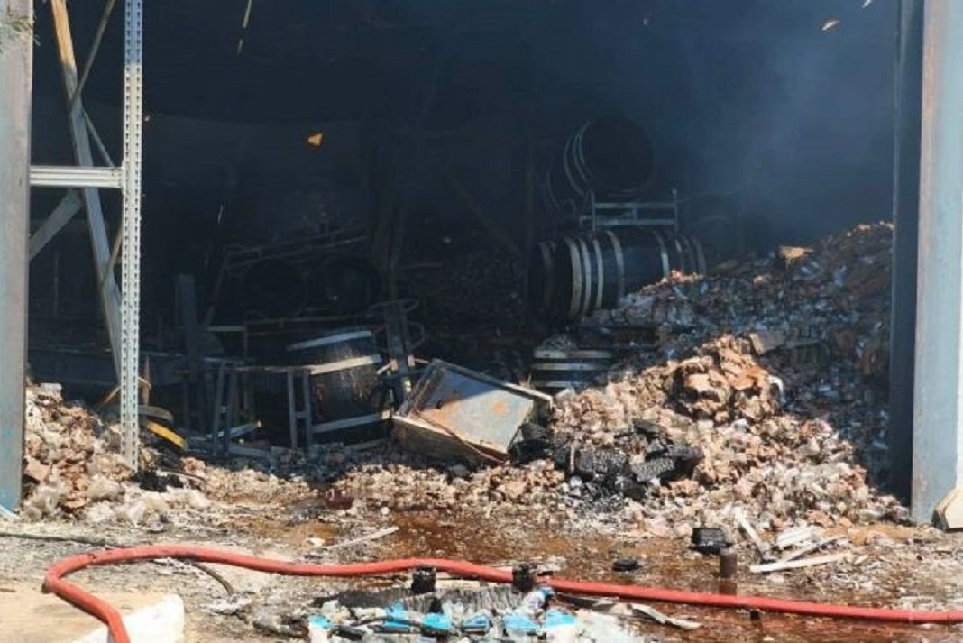 Υπό πλήρη έλεγχο η φωτιά στο αποστακτήριο στο Σφακάκι- Ολοσχερής η καταστροφή του κτιρίου (Φωτογραφίες)