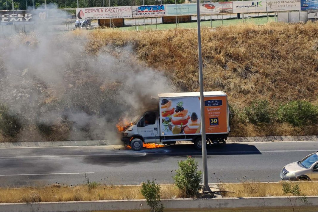 Στις φλόγες φορτηγό στον ΒΟΑΚ – Άμεση επέμβαση της Πυροσβεστικής